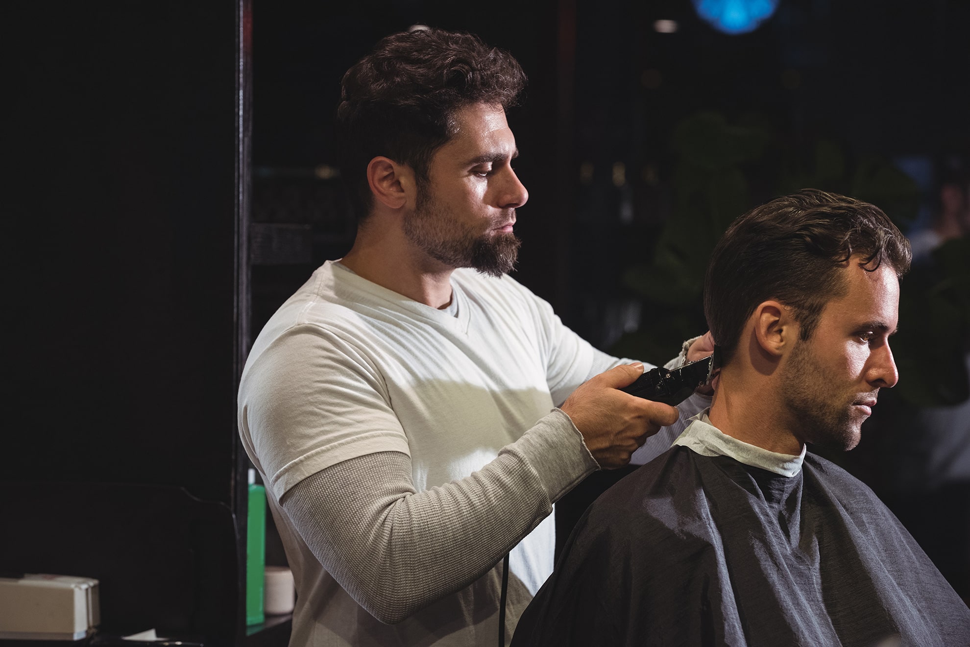 man-getting-his-hair-trimmed-with-trimmer4-min